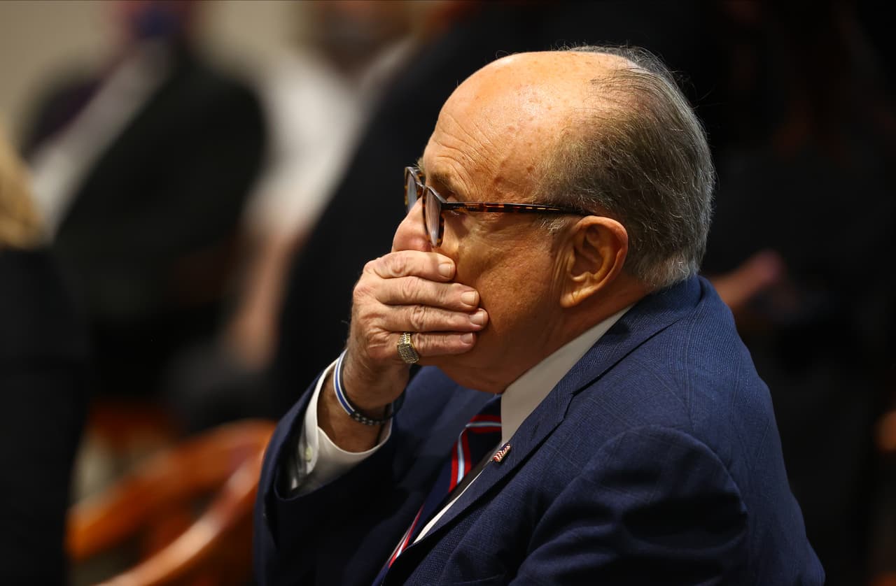 Suspenden la licencia de abogado de Rudy Giuliani en Nueva York 