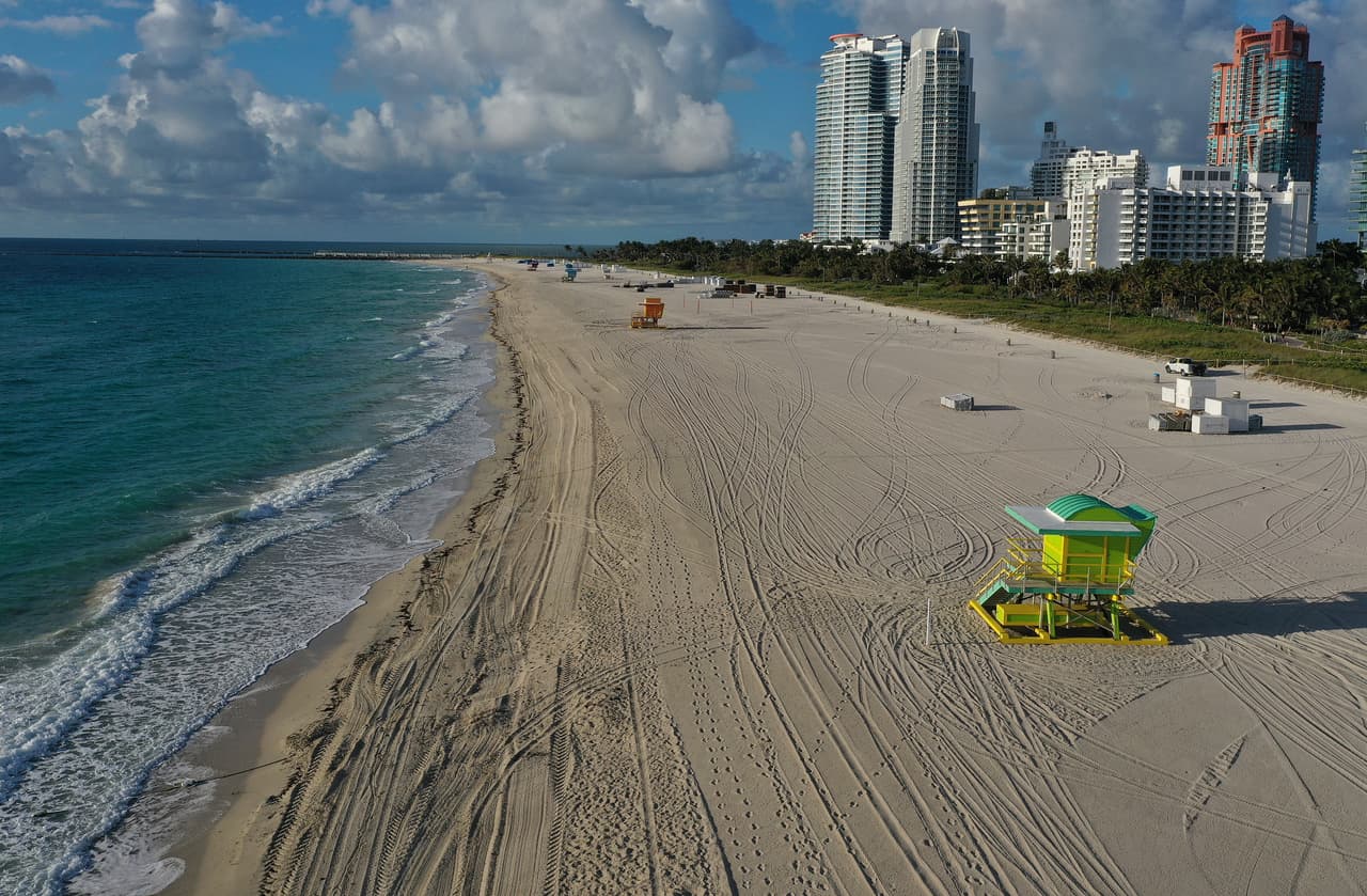 Justo cuando los Estados Unidos comenzaba a comprender la dimensión del coronavirus, a Miami Beach comenzaban a llegar miles de "spring breakers" ávidos de fiesta. Uno de los primeros en darse cuenta del peligro que esto significaba fue el alcade de esta ciudad, Dan Gelber, quien la semana del 20 de marzo cerró las playas, y decretó un toque de queda de 11:00 pm a 5:00 am.