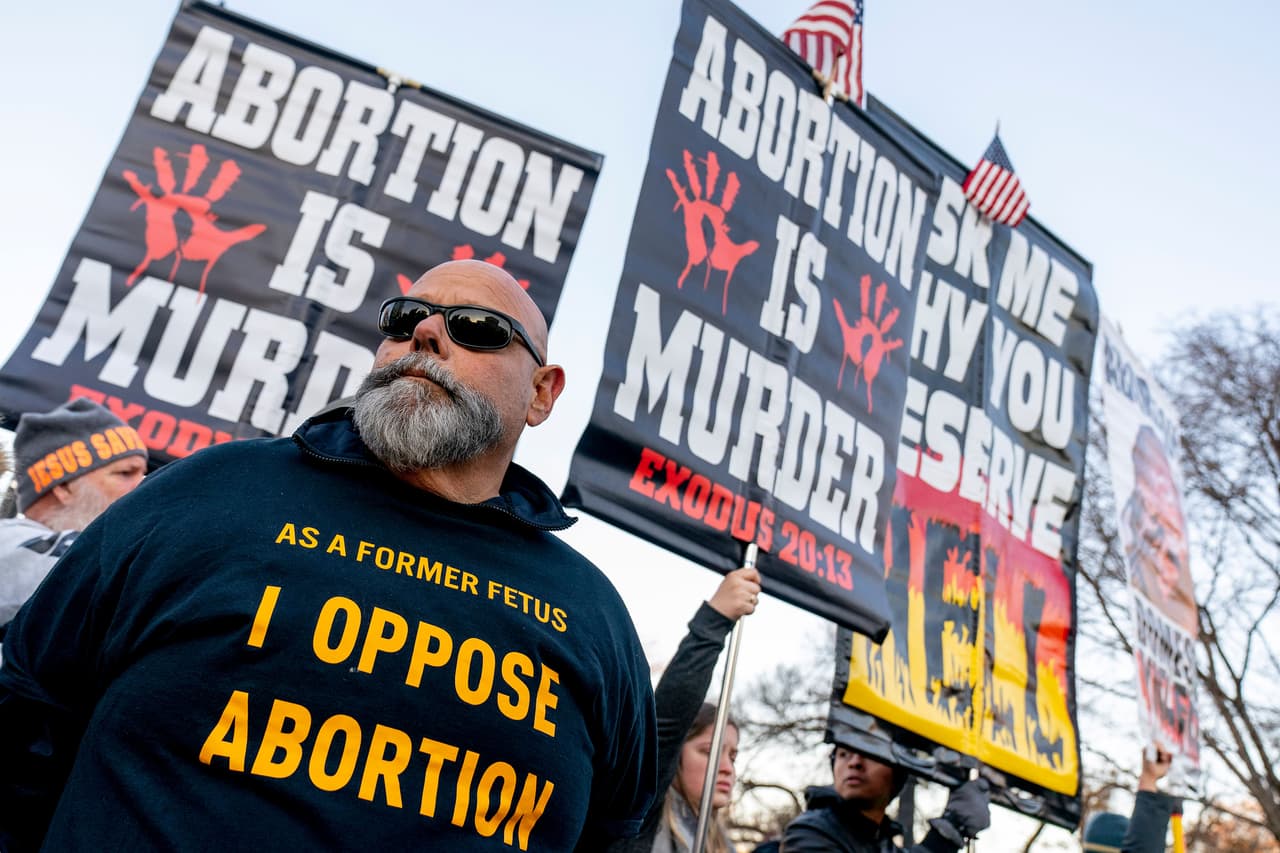 <b>“El aborto es un asesinato”</b>, se lee en varios carteles que llevaron activistas a la Corte Suprema. “Como ex feto, me opongo al aborto”, se ve en la camiseta del manifestante.
<br>
<br>El estado sureño de Mississippi también pide anular la histórica decisión Roe vs Wade, que desde 1973 garantiza el derecho al aborto en Estados Unidos hasta que haya viabilidad fetal, a las 24 semanas.
<br>