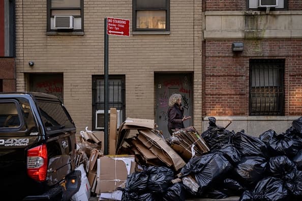 Hay una crisis de basura en NYC, y las autoridades están tratando de que se dé un mejor uso a los
<b> 14 millones de toneladas de basura que la ciudad produce anualmente.</b>
<br>
<br>