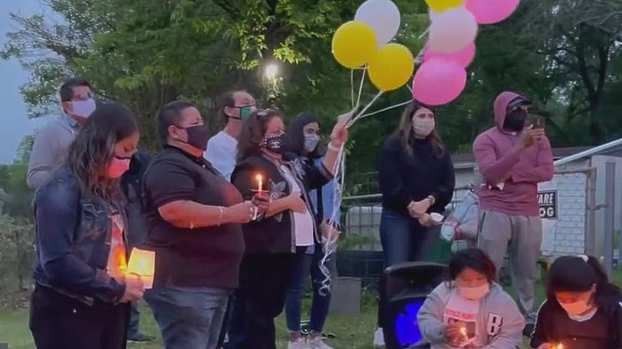 Residentes de Austin honraron con velas y globos la memoria de Vanessa Guillén, la soldado de 20 años que desapareció de la base militar Fort Hood. Dos meses después sus restos fueron encontrados cerca del Río León, en Belton.