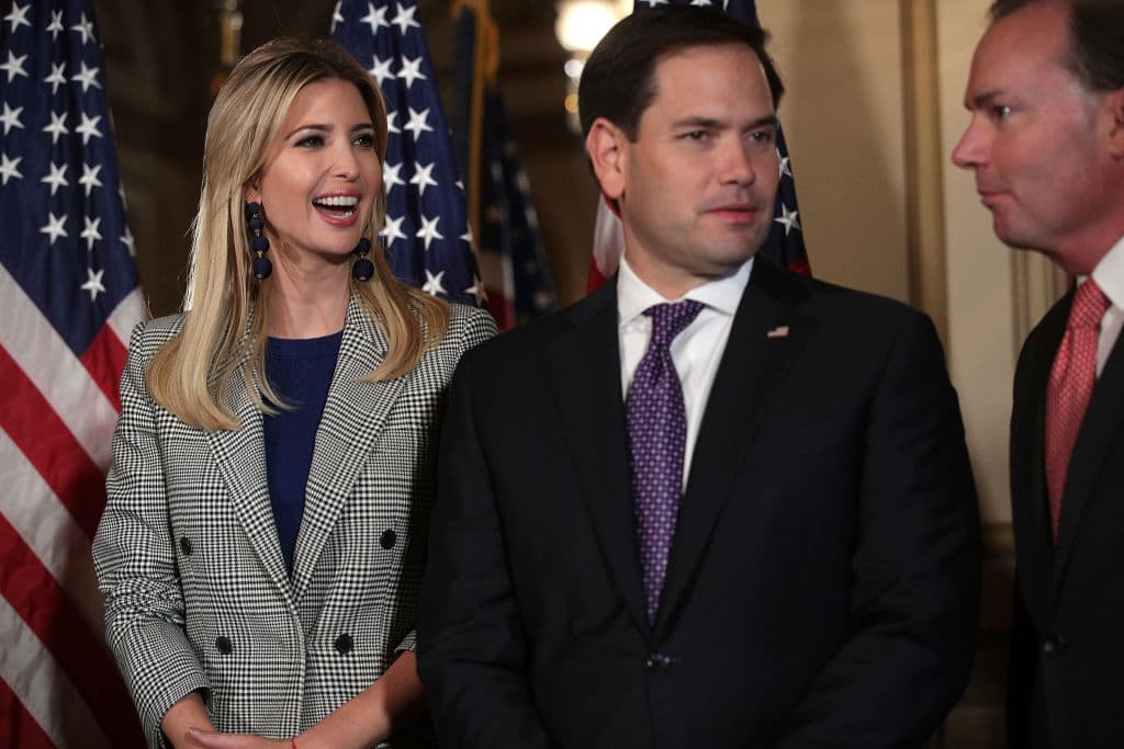 Y agregó: “Si va a postularse a nivel estatal en el estado de Florida,
<b> tendrá una carrera difícil y eso podría incluir una primaria. </b>Ese es su derecho bajo el sistema”.
<br>