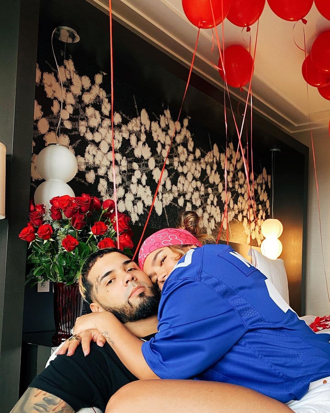 En Miami, Karol posee un lujoso penthouse de más de 2 mil pies cuadrados, valuado en 2 millones de dólares, mismo que cuenta con todas las comodidades de un resort.