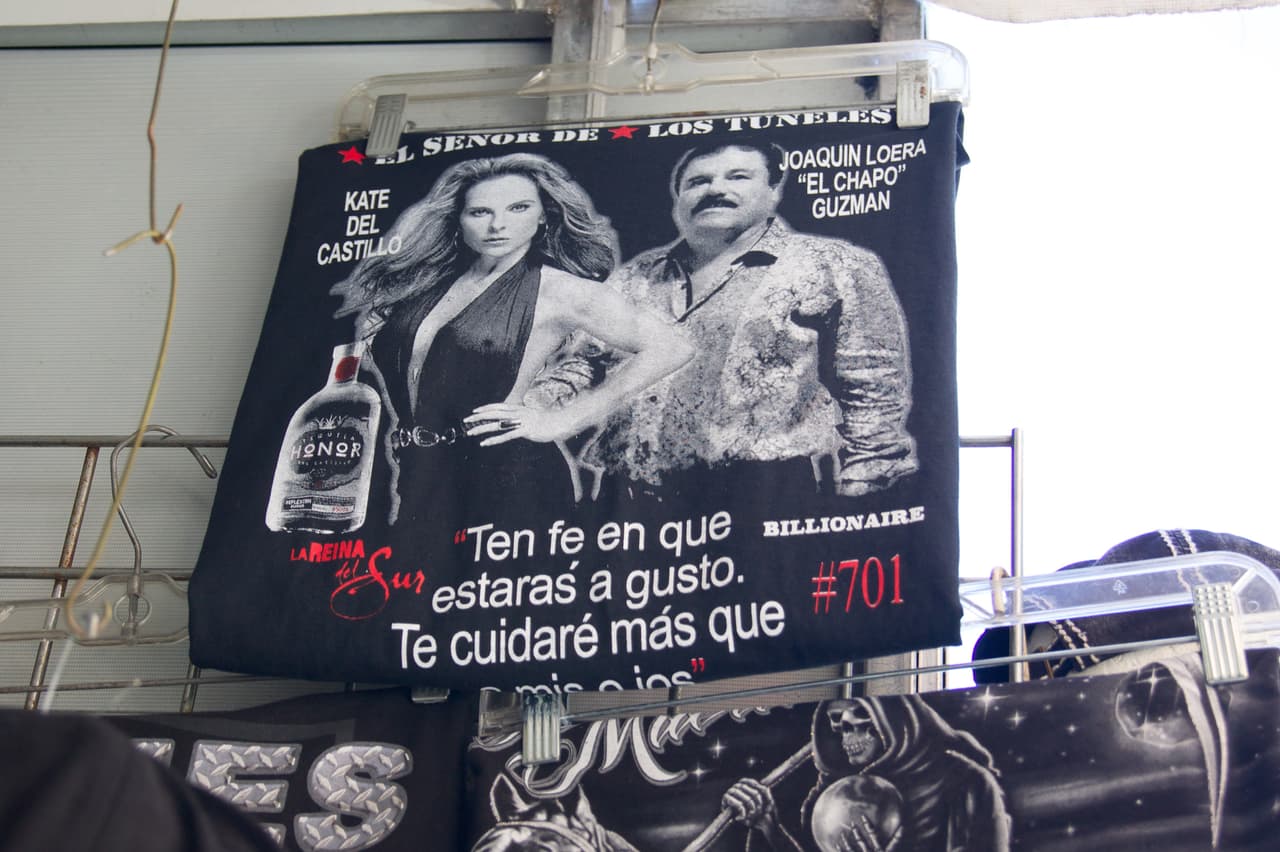 En tiendas se puede encontrar camisas anunciadas utilizando la imagen de Kate del Castillo y de 'El Chapo'.