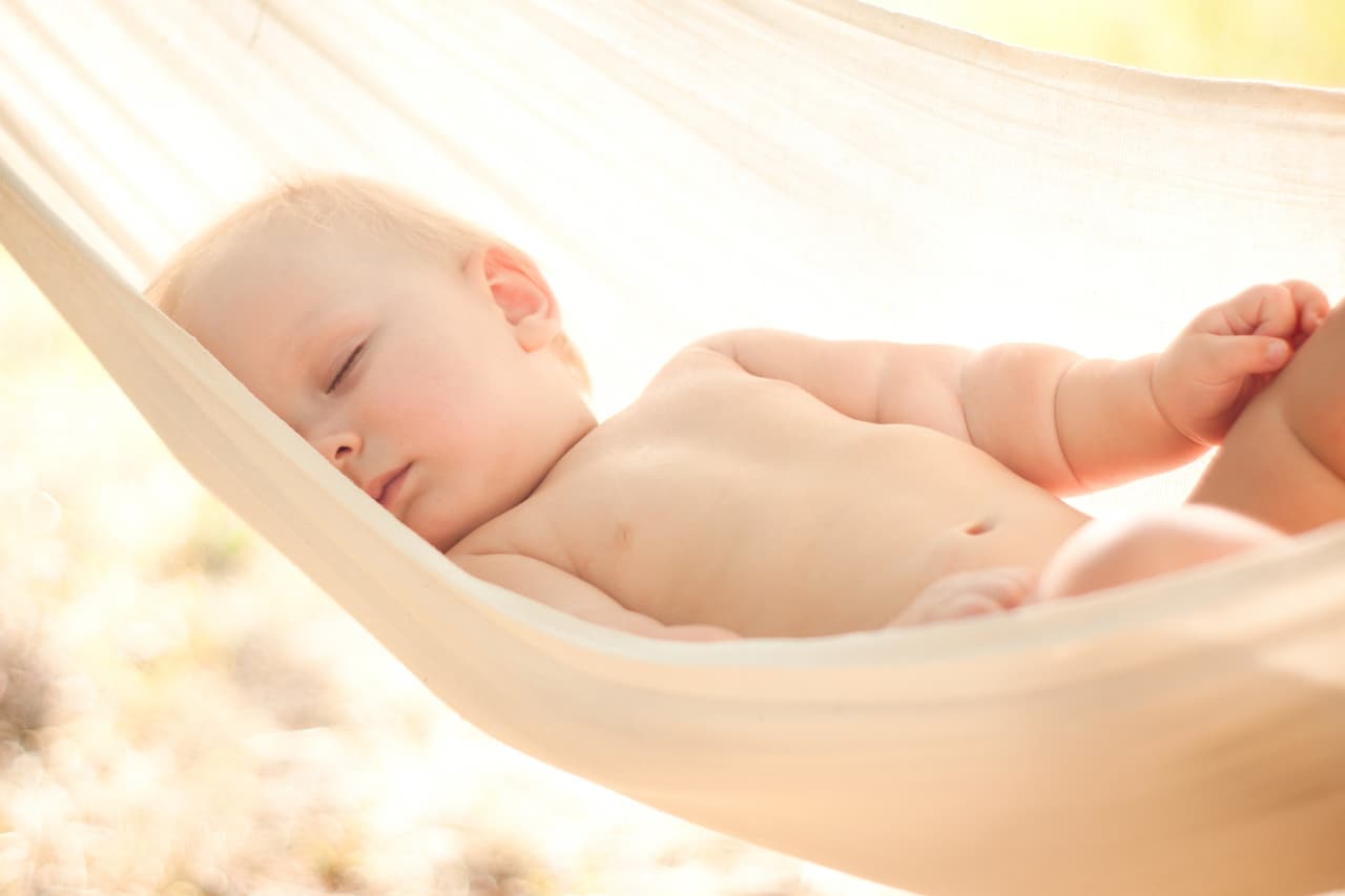 “La mejor estrategia es mantener a los bebés menores de 6 meses alejados del sol”, dice Sachs, “y evitar particularmente la exposición al sol entre las 10 a.m. y las 2 p.m. cuando los rayos ultravioleta (UV) son más intensos”.