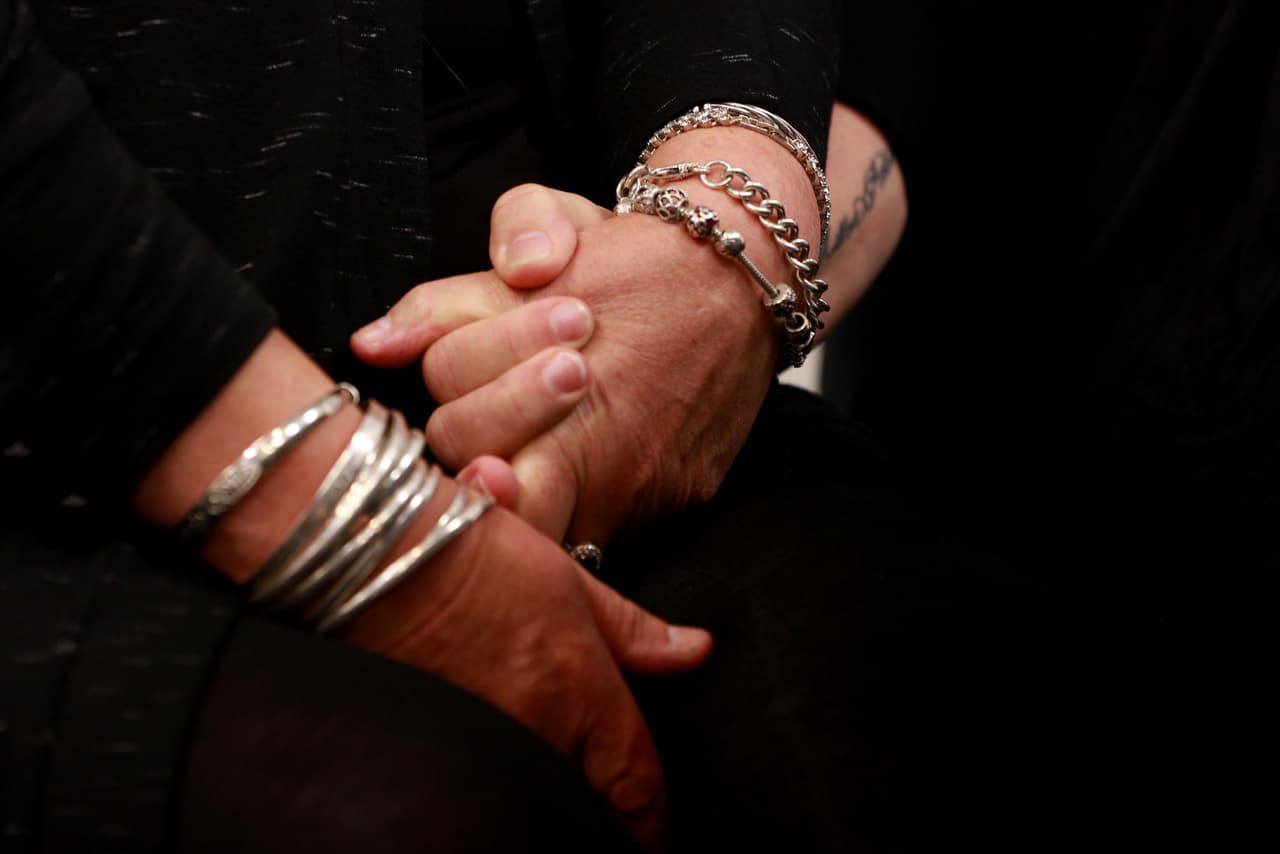 <b>La familia.</b> Reconcetar con los afectos es clave en la recomposición emocional. Se puede hallar apoyo en 
<a href="https://www.univision.com/noticias/especiales/estas-organizaciones-ayudan-a-quienes-salen-de-prision-empleos-salud-apoyo-emocional-y-casa">algunas organizaciones</a> si necesita resolver asuntos sobre los derechos de custodia y visita de los hijos. Como la exigencia de manutención continúa en la cárcel, hay que revisar si existen deudas.
<br>
