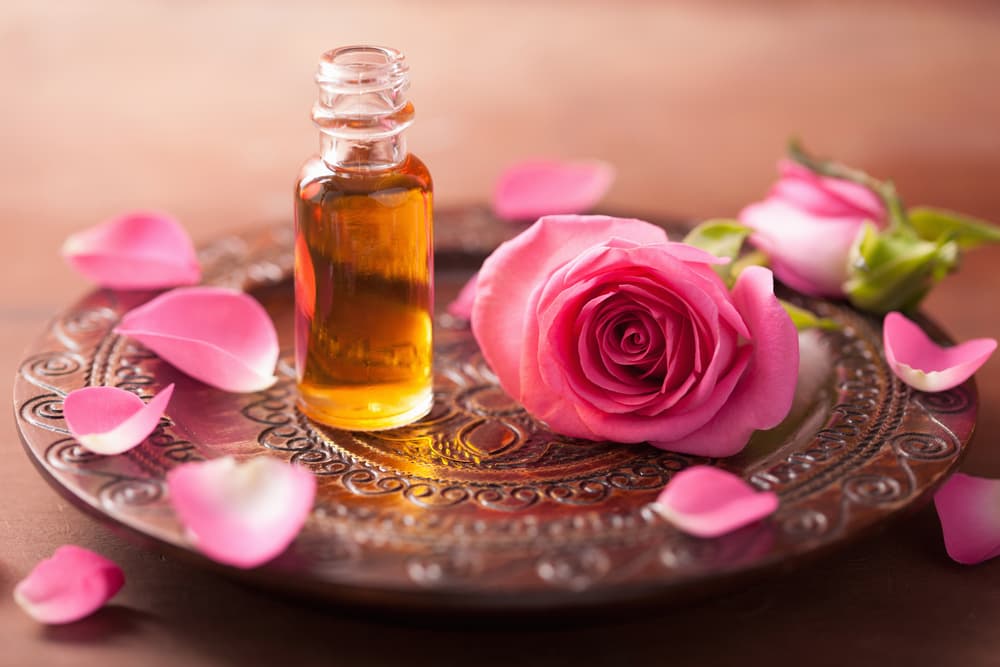 Una pequeña botellita con aceite o esencia de rosas.