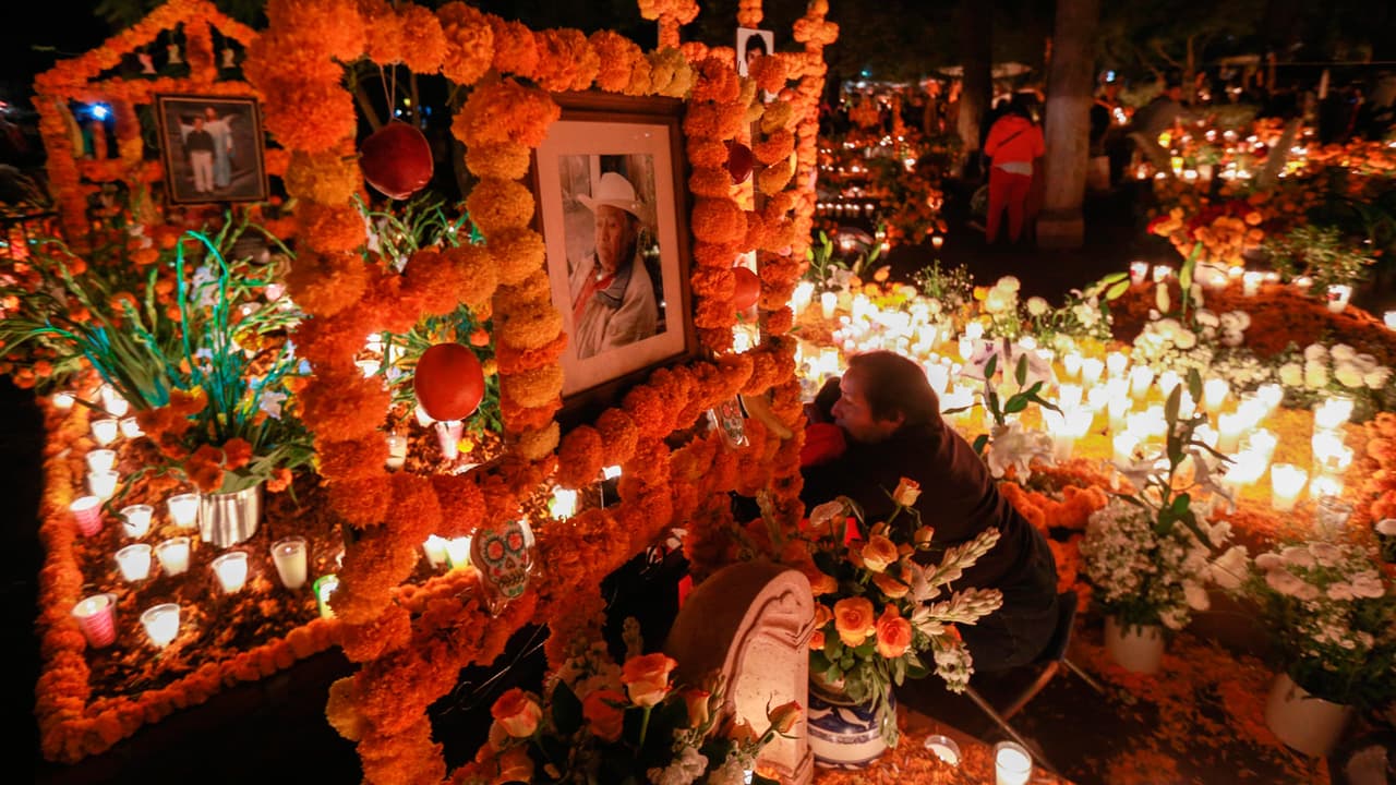 Desde la época prehispánica se dice que las almas de los que murieron regresan para convivir con sus seres queridos, es por ello que son recibidos como un invitado al que se le espera con gusto.
