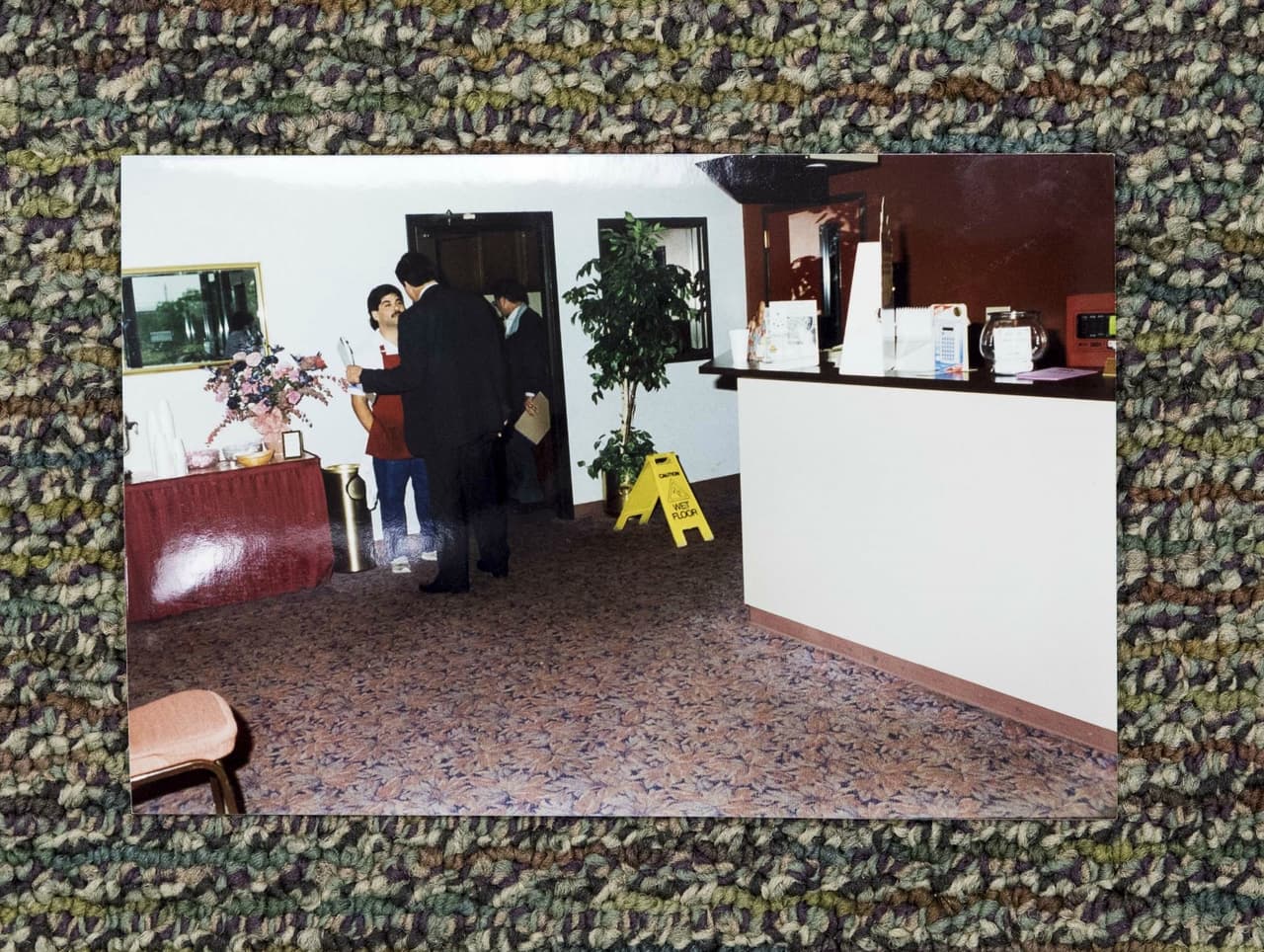 Ese 31 de marzo, los agentes de la policía entrevistaron a los empleados del hotel cuyo interior se convirtió -ese momento- en escena de un crimen. Afuera Saldívar, atrincherada en la camioneta roja de su sobrino, mantenía a un grupo de agentes en vilo. La entonces sospechosa amenazaba con suicidarse.
