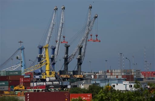 Grúas sobre varios contenedores en el puerto de Puerto Cabello, donde en 2014, según el general Hebert García Plaza, 3,900 contenedores de bienes importados por el gobierno quedaron abandonados, quien fue ministro del Poder Popular para la Alimentación y está requerido por las autoridades venezolanas.