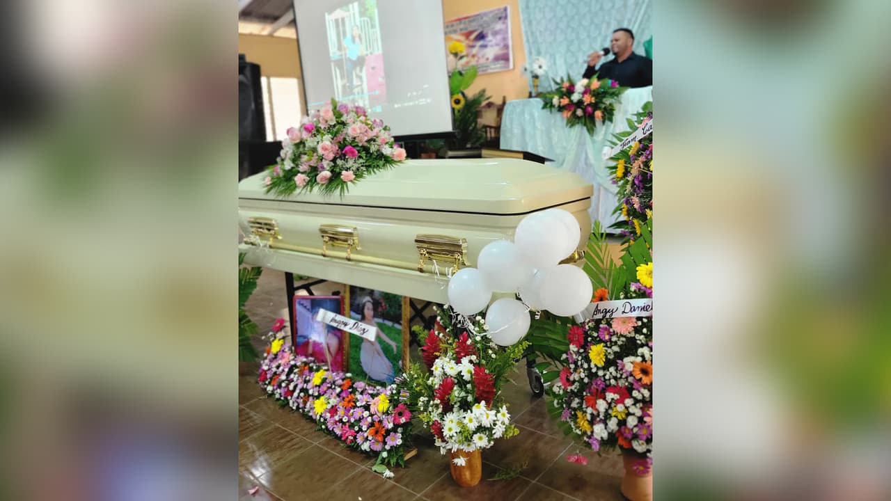 “Gracias, gracias, mil gracias a todos los que nos acompañaron al entierro de mi chiquitina. Fue otro día diferente y con mucho dolor y a la vez el amor de Dios para con nosotros”, indicó Idis Díaz, 
<b><a href="https://www.univision.com/local/houston-kxln/familiares-y-amigos-de-anggy-diaz-se-reunen-en-magnolia-para-darle-el-ultimo-adios-video" target="_blank">tía de Anggy. </a></b>