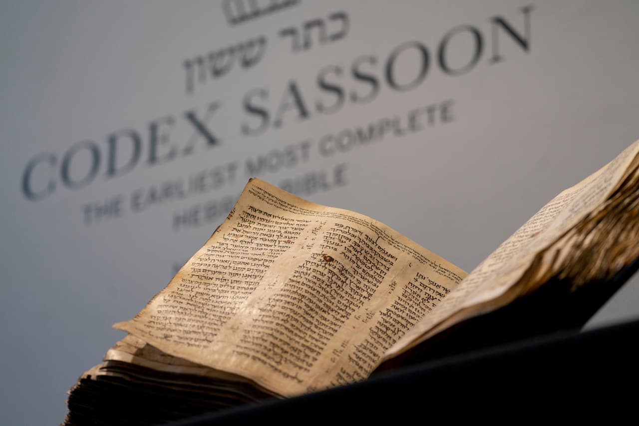 Biblia hebrea de más de 1,100 años es vendida por 38 millones de dólares en subasta de NY