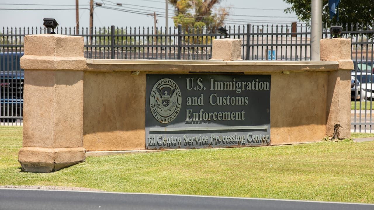 Aumentan las denuncias de operativos migratorios en Nueva Jersey, en esta ocasión, fue una hispana quien grabó el momento en que a
<b>gentes de ICE tocaron a su puerta para preguntar por Aurelio, a quien asegura no conocer</b>. 
<br>
<br>La mujer dice que ahora vive con la preocupación de “estar viendo quien está afuera”. Pese a que ella se mudó a la casa hace un mes, dice que ya ha registrado la visita de agentes federales en un par de ocasiones.