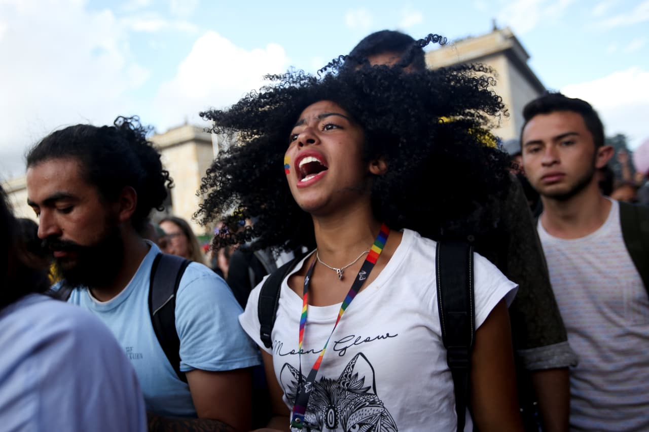 Jóvenes protestan en una huelga nacional realizada el 4 de diciembre del 2019. Sus principales demandas: que el gobierno de Duque dé marcha atrás en 
<b>su plan de reforma tributaria que podría reducir los impuestos a las empresas y aumentar la edad de jubilación. También rechazan la posibilidad de que los jóvenes reciban un salario por debajo del mínimo. </b>El presidente ha negado que vaya a hacerlo.