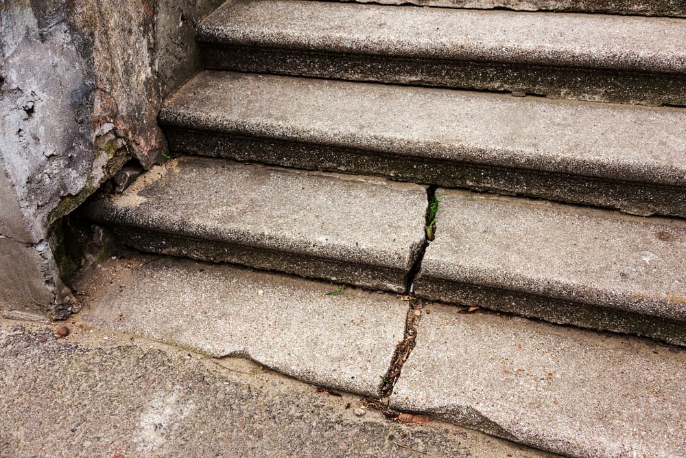 Como el cántico infantil que dice que a alguien se le romperá la espalda, nunca pises una grieta en la calle, porque algo malo te va a pasar. Una vieja creencia asegura que una grieta así señala el límite entre el mundo conocido y el metafísico desconocido, así que puedes invitar a "fuerzas sobrenaturales" a invadirte.