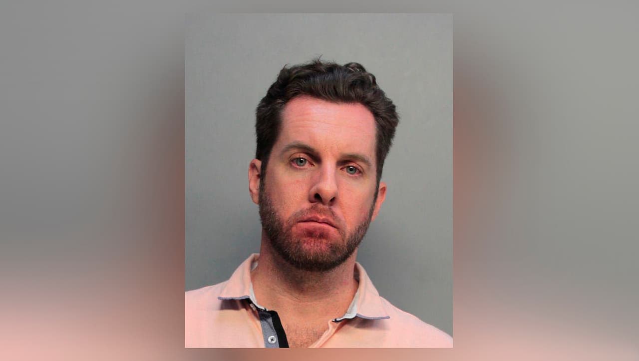 El FBI y la policía de Coral Gables informaron del arresto de un abogado del sur de Florida en relación con el robo de 5 bancos desde el pasado 30 de septiembre, la mayoría de estos en la ciudad de Coral Gables. 
<br>