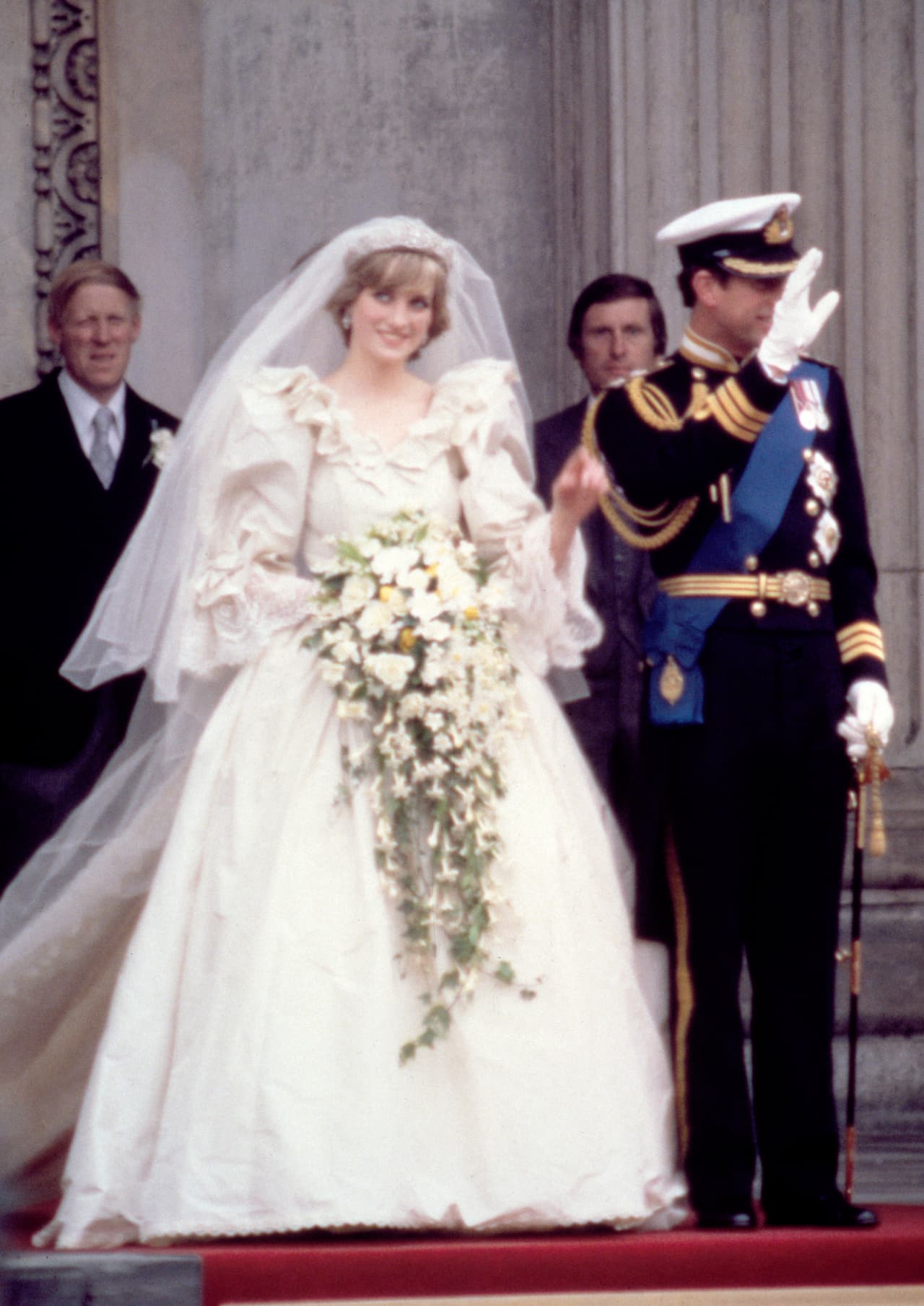 De acuerdo con Good House Keeping, el icónico ramo estaba compuesto por gardenias blancas, orquídeas, fresias y lirios del valle y lo crearon en la floristería Longmans, ubicada en Londres.