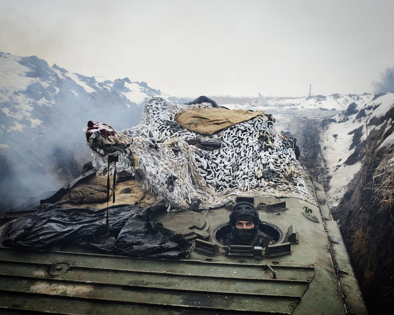 Un tanque de la Brigada 93 de las fuerzas en el terreno en Krymske, Donbas, a un kilómetro del frente en la batalla contra los combatientes separatistas.