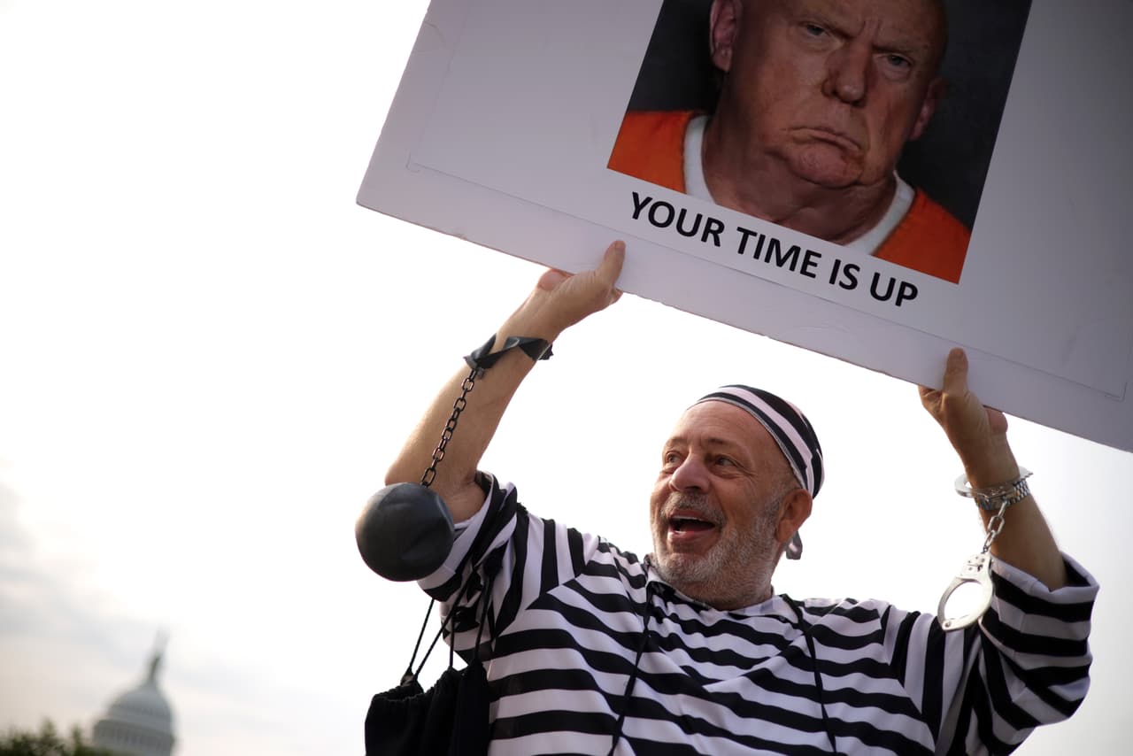 "Vamos a ver si la justicia trabaja en este país", dijo Santana frente a la corte donde compareció Trump por cargos de intentar alterar las elecciones de 2020 en los días previos del asalto al Capitolio. 
<b><a href="https://www.univision.com/local/washington-dc-wfdc/critico-de-trump-que-arrestaron-en-miami-por-lanzarse-a-caravana-del-expresidente-sigue-protesta-en-dc" target="_blank">Más de sus reacciones aquí.</a></b>