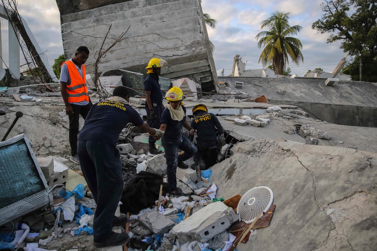 Mientras tanto, los cuerpos de rescate siguen buscando entre los escombros en busca de sobrevivientes. Hasta el mediodía de este domingo, la cifra de fallecidos alcanzaba más de 700 y unas 2,800 personas resultaron heridas.