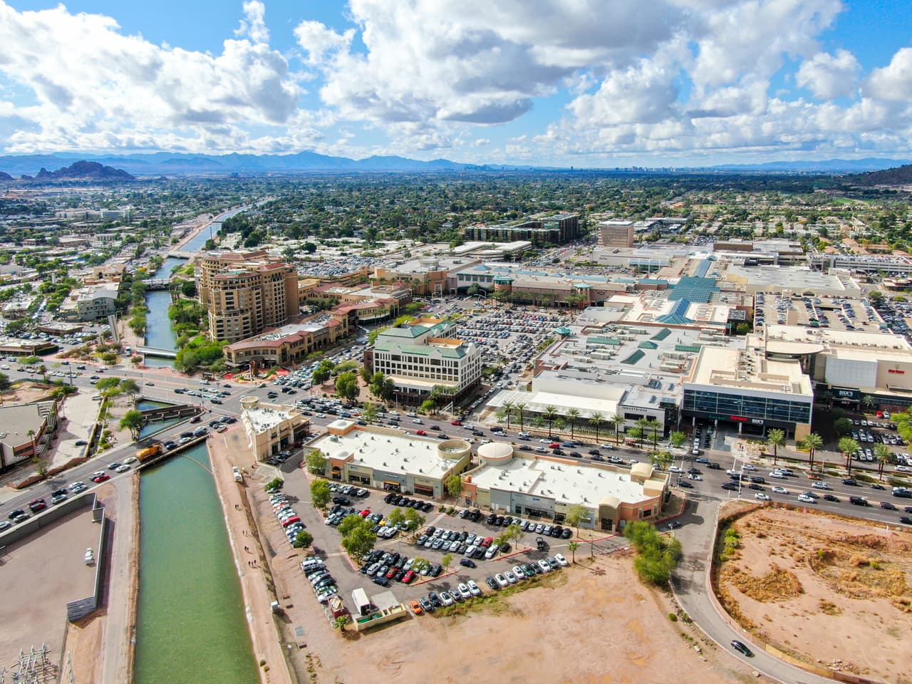 <b>Puesto 1: Scottsdale, Arizona. </b>El tamaño promedio de la vivienda es de 964 pies cuadrados y el 81% de las personas tiene acceso a internet de banda ancha. La cantidad de opciones de comida para llevar llega las 1,060 y por cada 1,000 personas hay 124.3 parques en promedio.