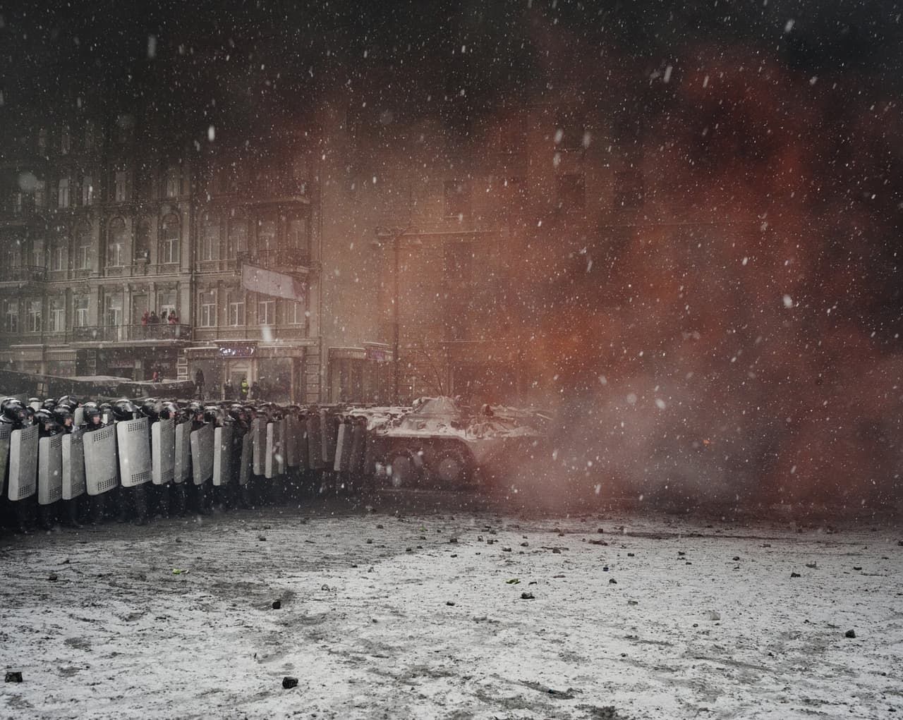 Fuerzas antimotines hacen una barrera en la calle Hrusevsskoho, en Kiev, luego de que se enfrentaran con manifestantes que estaban a favor de una asociación con la Unión Europea (UE). Esas protestas dejaron al menos cuatro personas muertas y cientos de heridos.
<br>
<br>En noviembre de 2013, miles de personas salieron a las calles de Kiev para mostrar su descontento con la decisión del presidente pro ruso Viktor Yanukovych de retirarse de la firma de un acuerdo con la UE. Las manifestaciones, centradas en Maidan (también conocida en inglés como Independence Square), se extendieron por todo el país y fueron violentamente reprimidas. El presidente Yanukovych huyó a Rusia en febrero de 2014 como consecuencia de las manifestaciones y un gobierno pro UE tomó el poder tras nuevas elecciones.