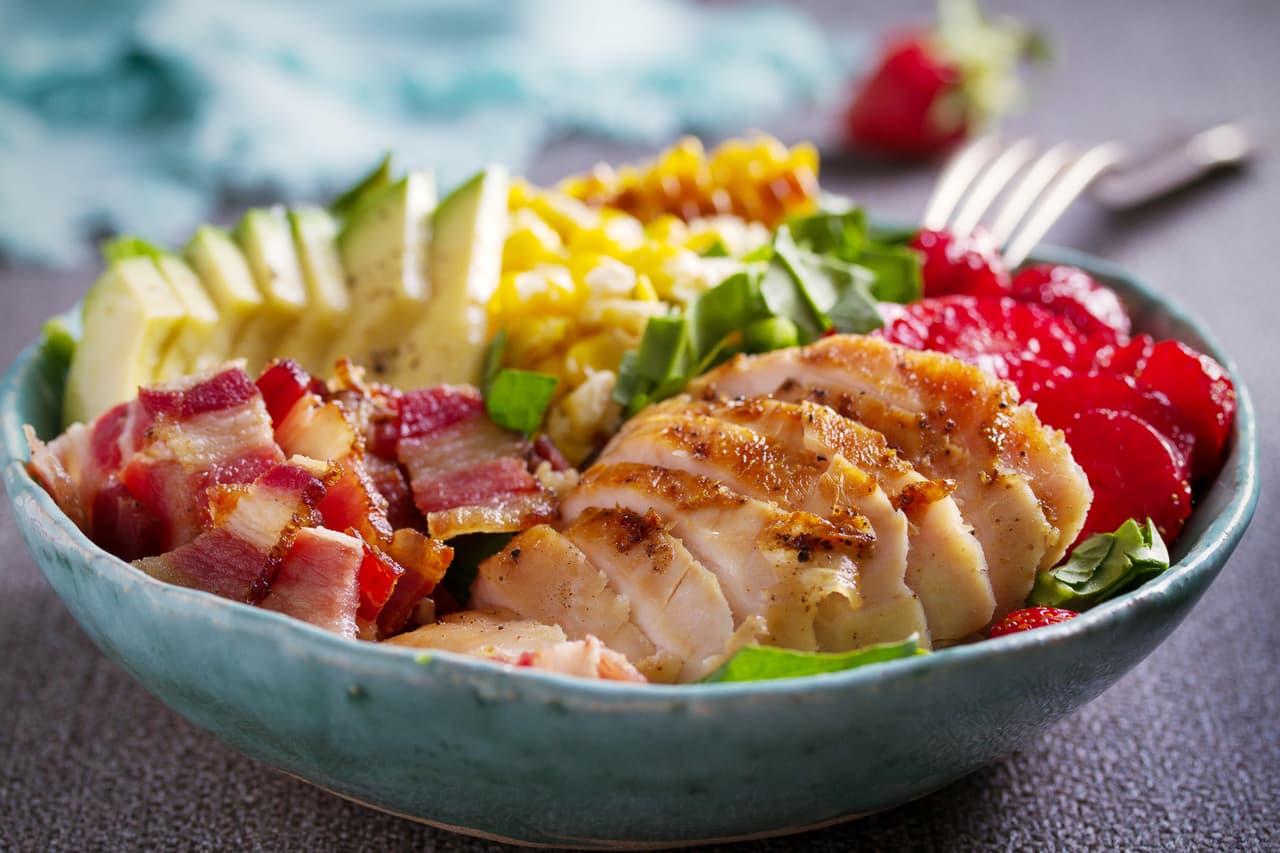 Las investigaciones muestran que una ensalada para el Día de Acción de Gracias le costaría alrededor de 0.17 centavos en 1960. Desde 2019, el precio casi se ha duplicado y hoy, el mismo plato costará aproximadamente 2.39 dólares.