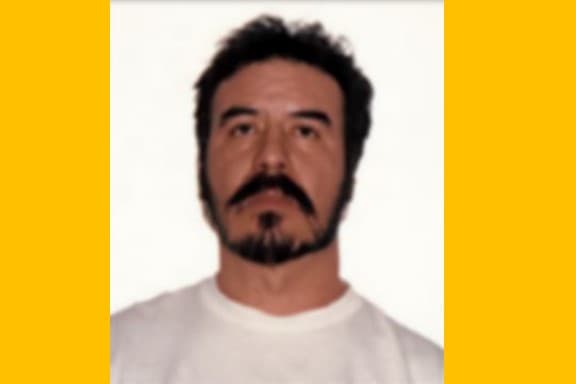 <h3 class="cms-H3-H3">BALDOMERO BARRIENTOS BAÑUELOS </h3>
<br>
<br>El FBI cree que Baldomero Barrientos Bañuelos tiene ahora 67 años. Es buscado por su presunta participación en el asesinato de su esposa, el 14 de octubre de 1993, en North Hollywood, California. Según los informes policiales, Bañuelos tenía 42 años cuando se le acusó de haber matado a su esposa, Marina Usequeda Herrera, de 37 años.
<br>
<br>La policía dijo que la mujer fue apuñalada varias veces y murió en un hospital. Baldomero Barrientos Bañuelos tiene una hija en el condado de Los Ángeles y un hermano en el Valle de San Fernando, quienes dijeron a la policía que el fugitivo huyó a México, aunque las autoridades creen que podría estar en el área de San Diego o Chula Vista, California.