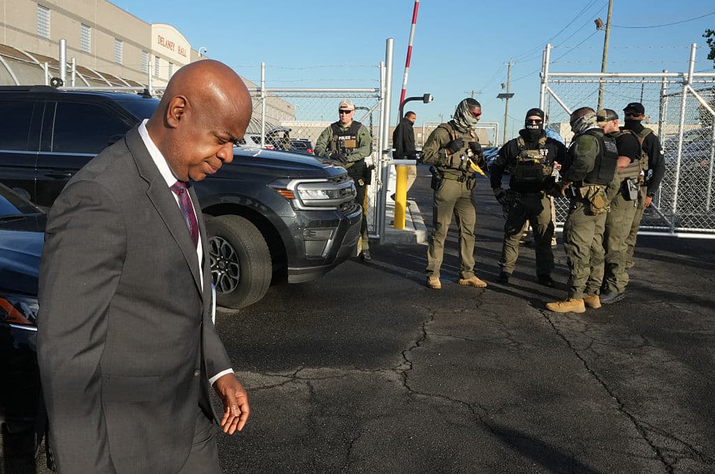 <b><a href="https://www.univision.com/shows/noticiero-univision/asi-fue-el-arresto-del-alcalde-de-newark-protestaba-frente-a-un-centro-de-detencion-de-migrantes-video" target="_blank">Ras Baraka, alcalde de la ciudad de Newark</a></b>, tildó de 
<b>"mentiras" </b>las declaraciones del 
<b>Departamento de Seguridad Nacional (DHS,</b> por sus siglas en inglés) y de 
<b>una fiscal federal de Nueva Jersey</b>, sobre su 
<b>arresto, el viernes 9 de mayo</b>, en el nuevo centro de detención de inmigrantes en 
<b>Delaney Hall.</b>