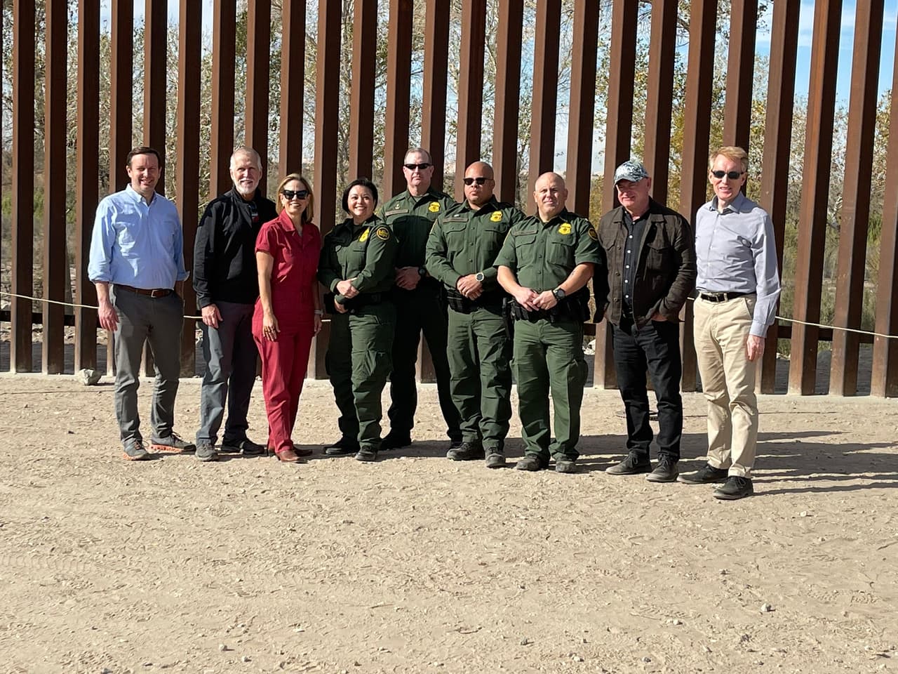 Los senadores recibieron una sesión informativa del Sector Yuma de la Patrulla Fronteriza y la Oficina de Operaciones de Campo de la Patrulla Fronteriza y Aduanas (CBP) para saber cómo los cambios recientes en la migración han afectado al personal local de la USBP y la Oficina de Operaciones de Campo de la CBP y su capacidad. para cumplir con sus misiones de seguridad en toda la región. Posteriormente, los senadores recorrieron la instalación de procesamiento del sector de Yuma. Una vez que se encuentra a un migrante en el sector de Yuma y se lo pone bajo la custodia de USBP, llegará a las instalaciones de USBP Soft-Side para su procesamiento. Después de recorrer la planta de procesamiento visitaron la presa de Morelos para ver de primera mano la frontera física y comprender mejor los desafíos de seguridad que enfrenta la Patrulla Fronteriza en esa área.