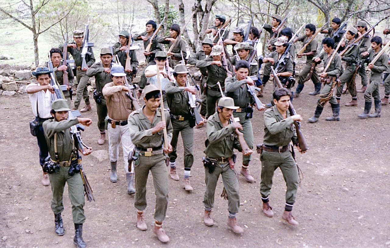 <b>Las Farc Comienzan a hacerse notar.</b> Más de una década después de su fundación es cuando ese grupo campesino de comunistas comienza a ganar notoriedad a nivel nacional. El primer secuestro de militares ocurrió en 1980 en la zona de Guayabero, Meta, que culminó con la captura de 22 miembros de las Fuerzas Armadas Colombianas. En la foto, un frente de las Farc en pleno entrenamiento, hacia 1980.