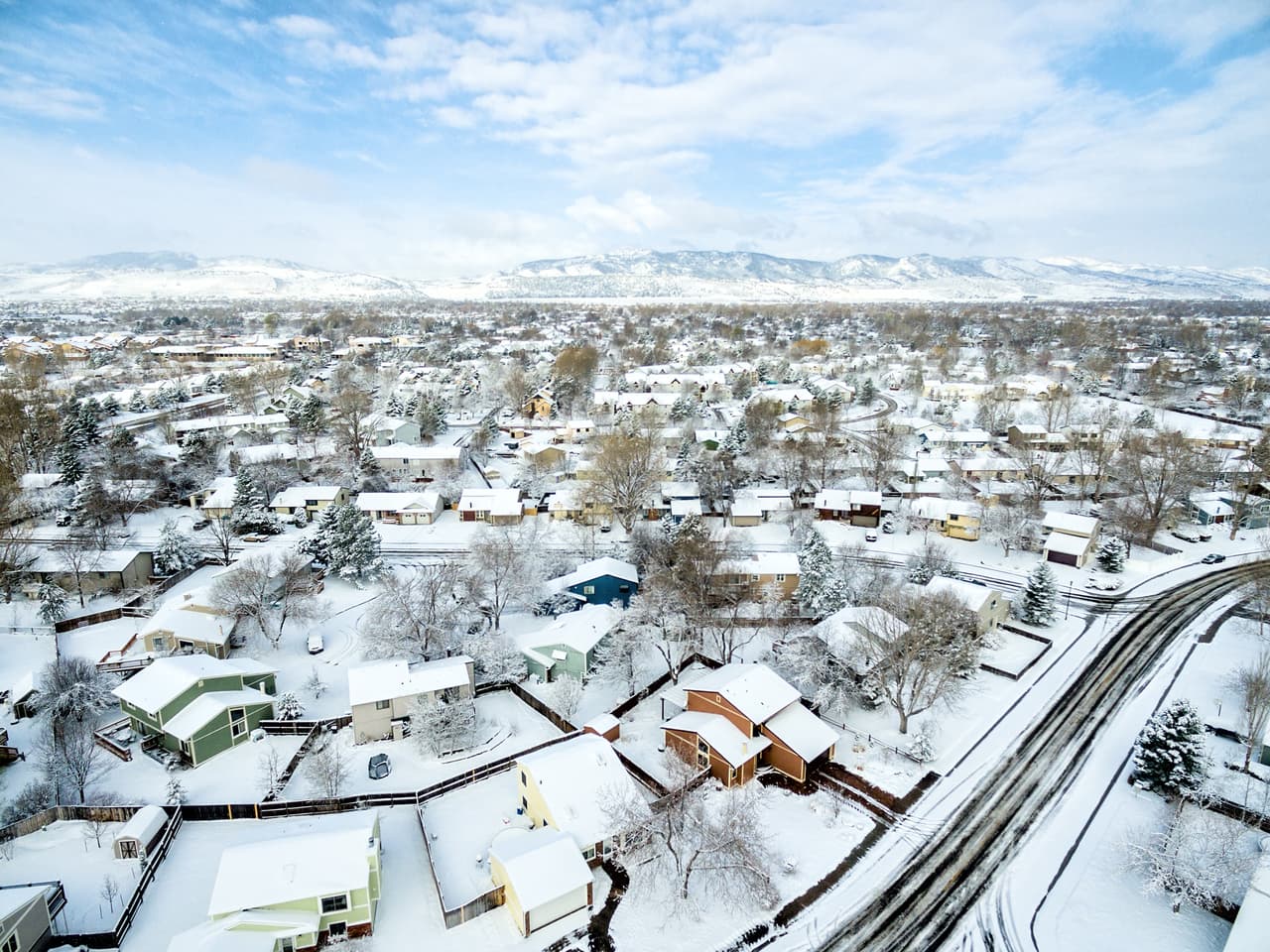 <b>Puesto 11. Fort Collins, Colorado</b>
<br>
<br>Población del área metropolitana: 344,786 habitantes.
<br>
<br>Precio promedio de la vivienda: 462,481 dólares.
<br>
<br>Salario promedio anual: 53,230 dólares.
<br>
<br>Migración neta entre 2015 y 2019: 8.2%.
<br>
<br>Esta es un área metropolitana relativamente pequeña en comparación con Denver o Colorado Springs, pero está atrayendo muchos nuevos residentes especialmente por su bajo costo de vida.
<br>