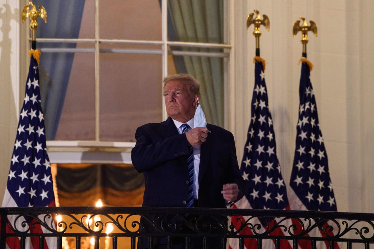<b>2 de octubre de 2020: Donald Trump y la primera dama Melania enferman de covid-19.</b>
<br>
<br>A través de Twitter, el mandatario dio la noticia y dijo que se aislaría. Trump estuvo hospitalizado durante tres días y el 5 de octubre regresó a la Casa Blanca (en la foto). La semana siguiente continuó con sus viajes de campaña.
<br>
<br>Al menos 12 asistentes a la reunión donde se anunció la nominación de Amy Coney Barrett a la Corte Suprema el 26 de septiembre, incluido el presidente, dieron positivo posteriormente al coronavirus.
<b><a href="https://www.univision.com/noticias/elecciones-en-eeuu-2020/fotografia-interactiva-los-contagiados-de-covid-en-una-misma-reunion-con-trump-en-la-casa-blanca"> </a></b>
<a href="https://www.univision.com/noticias/elecciones-en-eeuu-2020/fotografia-interactiva-los-contagiados-de-covid-en-una-misma-reunion-con-trump-en-la-casa-blanca"><i>Aquí puedes ver los contagios que se produjeron allí ese día. </i></a>