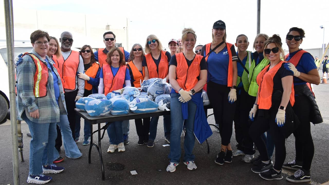 <b>St. Mary's Food Bank </b>
<br>El banco de comida St. Mary regalará pavos a las personas que más lo necesitan del 
<b>20 al 22 de noviembre</b> en el 3131 West Thomas Road en Phoenix, así como en el 13050 W. Elm Street en Surprise, 
<b>de 9 a.m. a. 1 p.m</b>., sólo se requiere presentar una identificación.