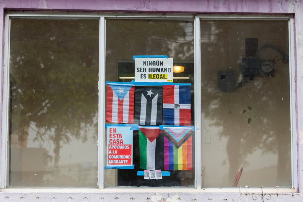 <b>La respuesta de la Iglesia y organizaciones comunitarias</b>: Líderes religiosos y organizaciones como la Iglesia Episcopaliana y el Comité Dominicano de Derechos Humanos han formado redes de apoyo para los migrantes afectados.