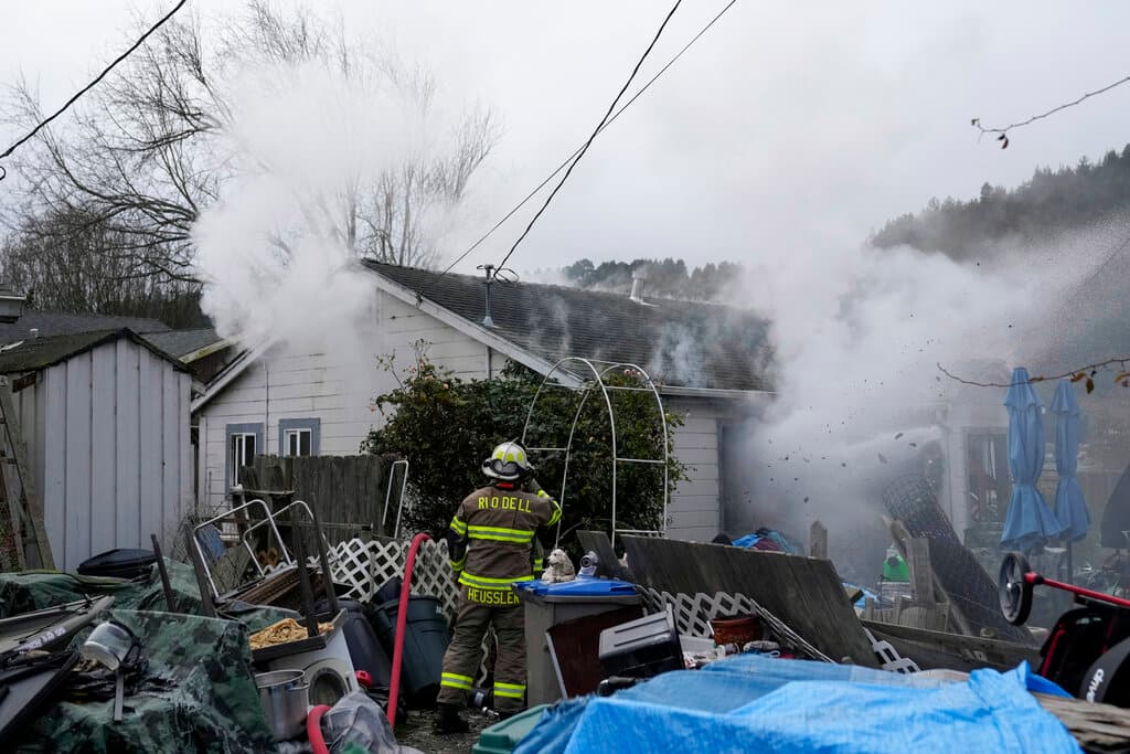 Hasta el momento se han reportado 
<b>17 personas lesionadas</b> a causa del movimiento telúrico, así como 
<a href="https://www.univision.com/local/sacramento-kuvs/dos-personas-pierden-la-vida-sismo-norte-de-california">dos personas fallecidas</a> de edad avanzada, las cuales habrían perdido la vida por el estrés que les ocasionó el terremoto y afectó algunas condiciones preexistentes.