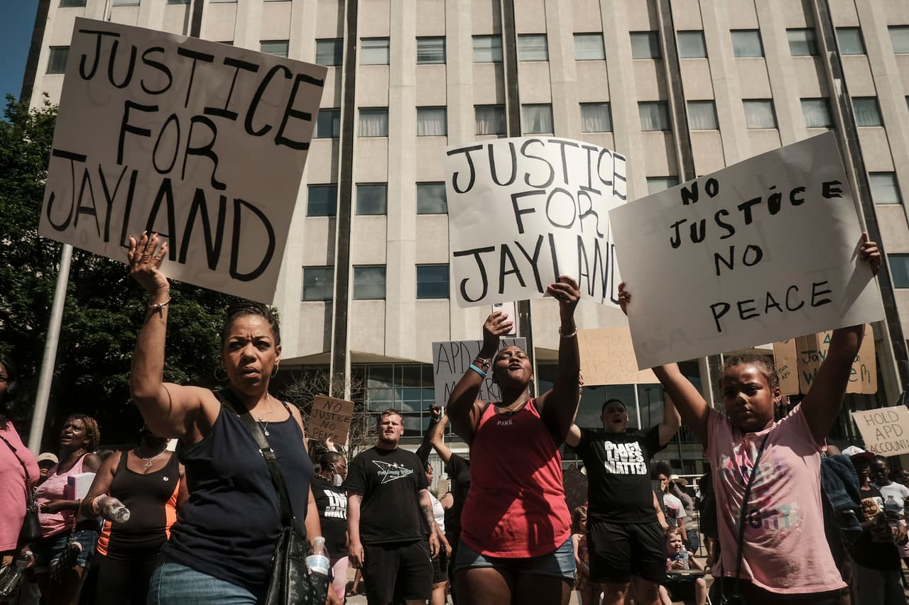 Con carteles que reclaman "Justicia para Jayland", una multitud protestó este domingo frente a la sede de la alcaldía de Akron. Según el abogado de la familia, Jayland Waler habría recibido cerca de 60 balazos.