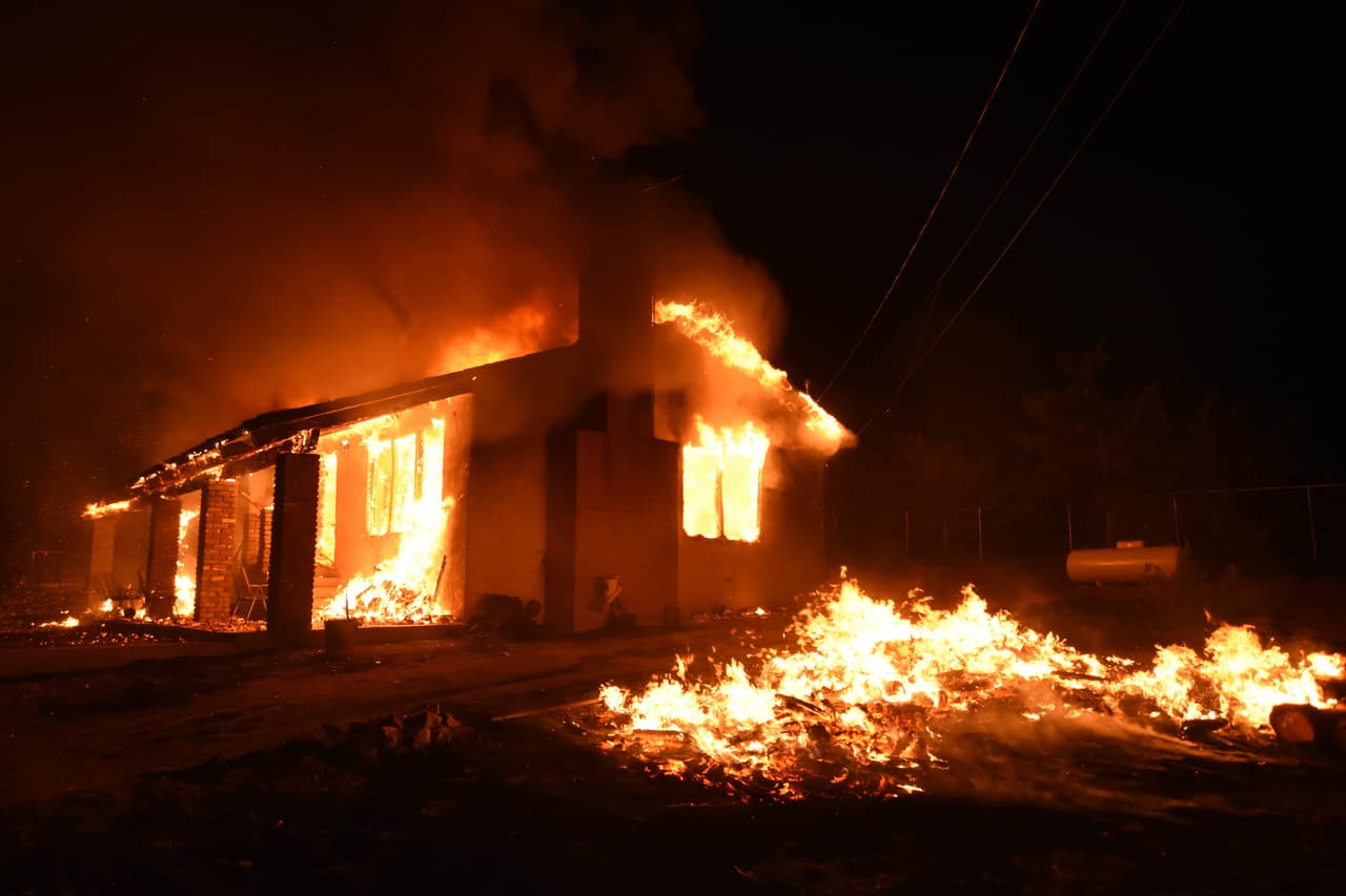 Alrededor de 100 viviendas han sido consumidas por el fuego.