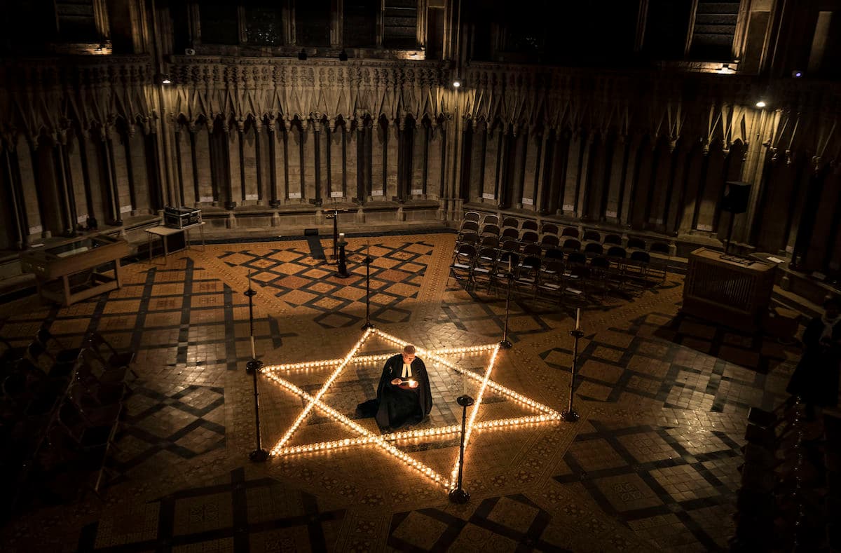 El ministro Christopher Collingwood encendió 600 velas que dispuso como la Estrella de David para conmemorar el Día Internacional del Recuerdo del Holocausto en York Minster, York, Reino Unido.