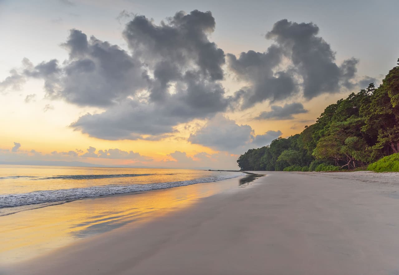 <b>Puesto 6. Playa Radhanagar (Isla Havelock, India)</b>
<br>
<br>“Increíble agua turquesa clara, bosques de manglares y arena blanca prístina, y lo que más me gusta es que no es profunda”, escribió un visitante sobre este destino en la bahía de Bengala, al sudeste de India.
<br>