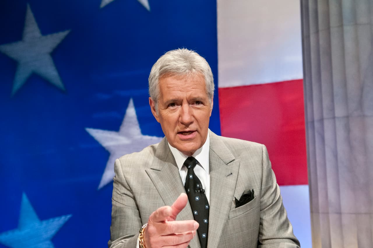 <b>Alex Trebek, 80 años</b>. Condujo el popular programa de preguntas ‘Jeopardy!’ durante más de 30 años. 
<a href="https://www.univision.com/noticias/estados-unidos/muere-alex-trebek-el-legendario-presentador-del-programa-jeopardy-de-cancer-a-los-80-anos"><u>Falleció de cáncer el 8 noviembre</u></a>.