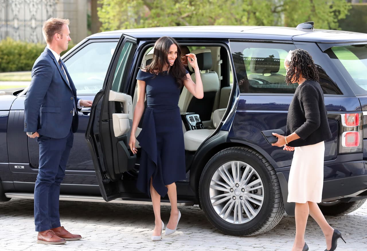 <b>18 de mayo, 2018</b>
<br>El día antes de la anunciada boda, Meghan se reunió con su mamá luciendo un vestido Roland Mouret en azul marino en doble crepé de seda con páneles en angulo y cuello barco. Complementó con unos zapatos Manolo Blahnik en gamuza color crema y sus aretes Birks.