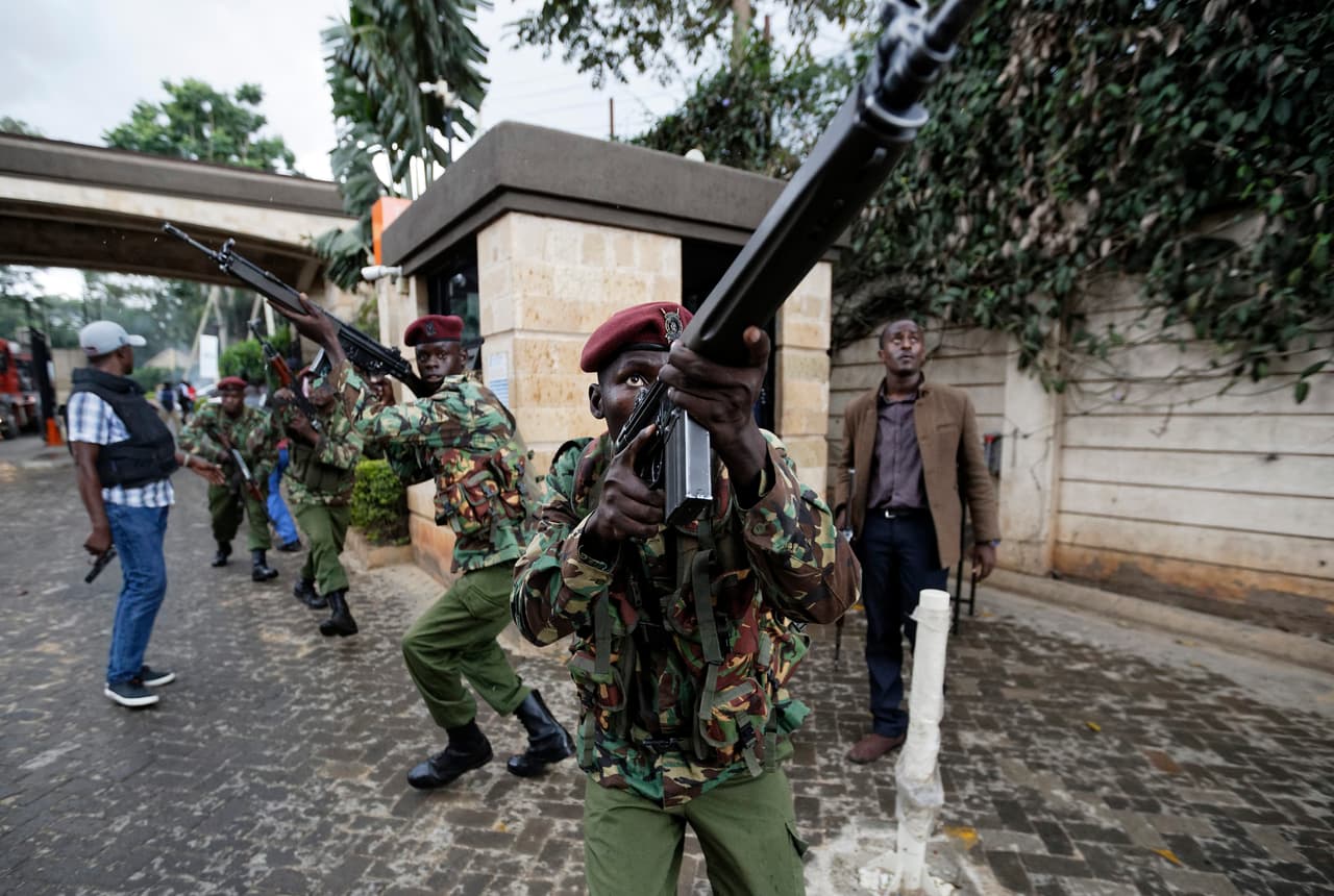 Más de 700 civiles fueron evacuados ilesos del complejo dusitD2, destacó el presidente keniano Uhuru Kenyatta. El ataque fue perpetrado por el grupo islamista somalí Al-Shabaab y fue similar a otro asalto del grupo que en 2013 dejó 67 muertos en Nairobi.