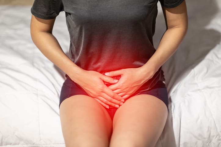 La clamidia se transmite cuando se mantienen relaciones sexuales vaginales, anales u orales sin protección con una persona infectada. Las embarazadas pueden transmitirla a sus bebés durante el parto. La 
<b>sensación de ardor al orinar</b> es uno de los síntomas más comunes en hombres y mujeres.