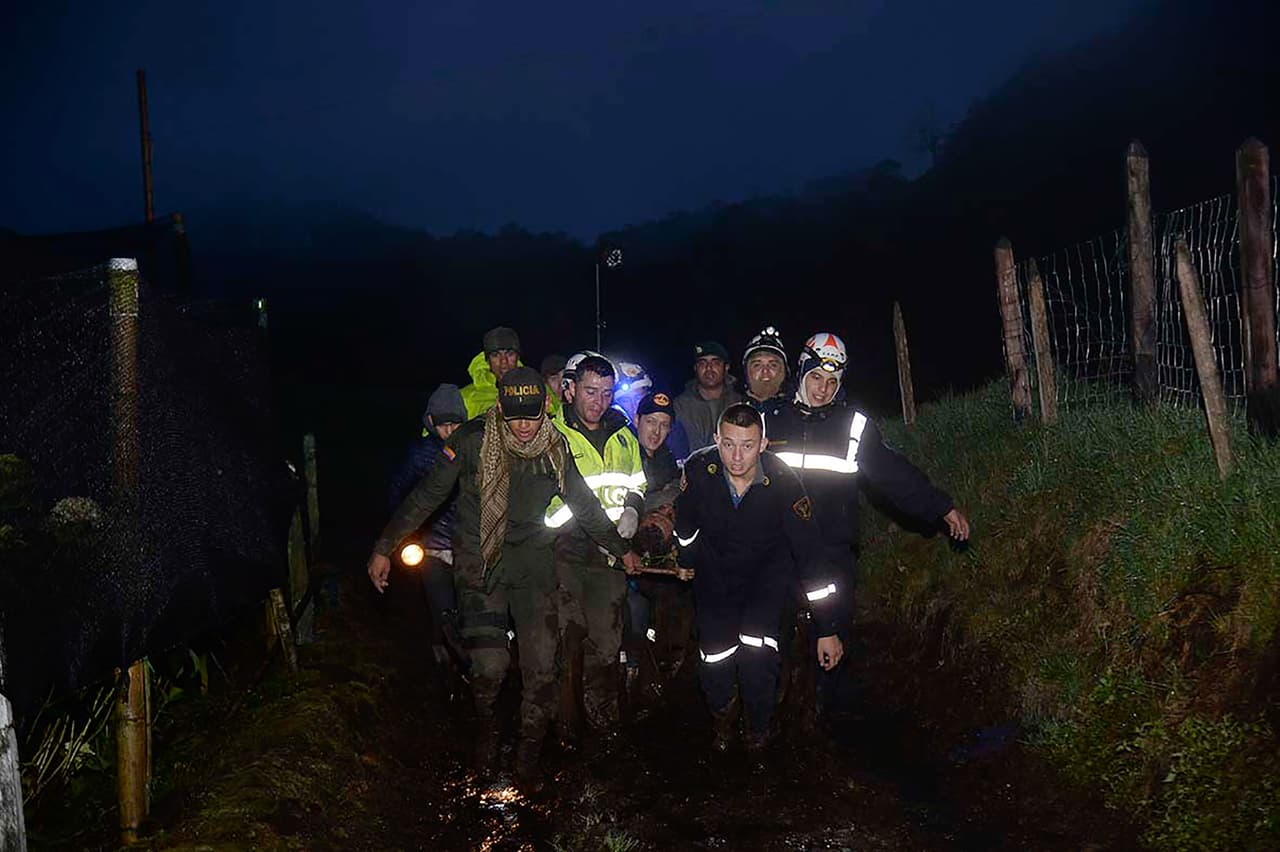 El avión se estrelló en las montañas de Cerro Gordo, municipio de La Unión. En la imagen, los equipos de rescate en el lugar del siniestro.