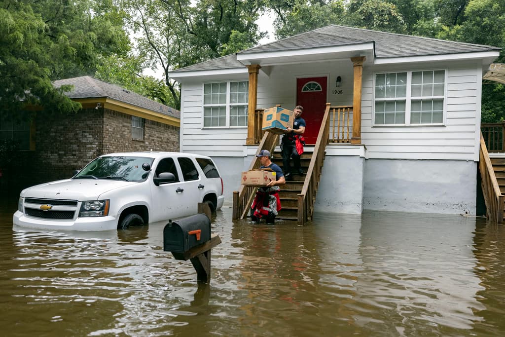 Debby se fortalece levemente al salir al Atlántico pero se espera que gire al norte y vuelva a tocar tierra en EEUU, con riesgo de inundaciones