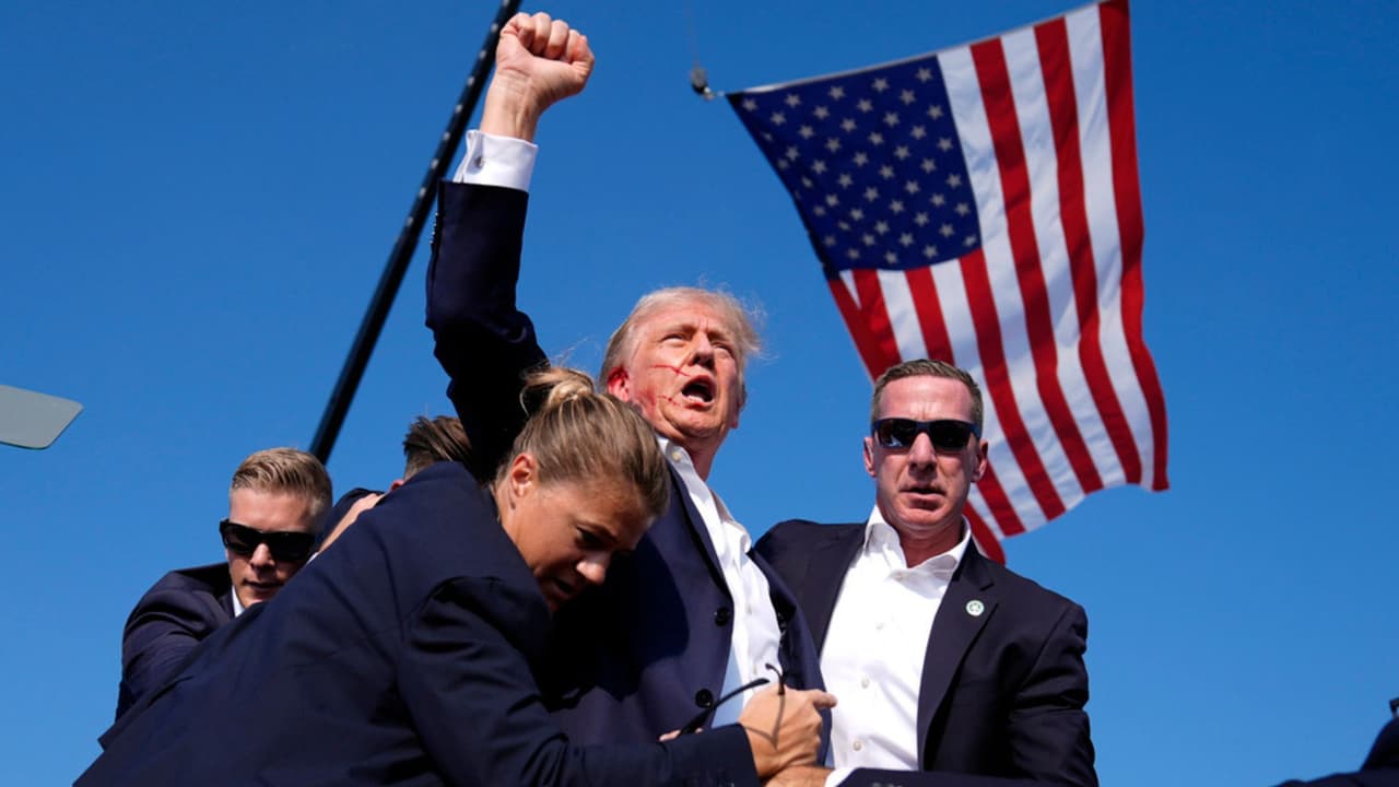 <b>Mira también: </b>Tras el tiroteo en su mitin de campaña en Butler, Pensilvania, el ex presidente Donald Trump reaccionó al ataque a través de una publicación en X. En el mensaje, Trump agradeció la rápida acción del Servicio Secreto de Estados Unidos y extendió sus condolencias a las familias de los afectados.