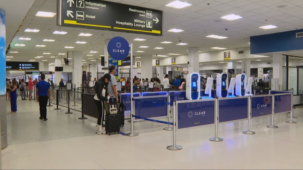 Visitantes del Aeropuerto Internacional de Miami reaccionan a no tener que quitarse los zapatos