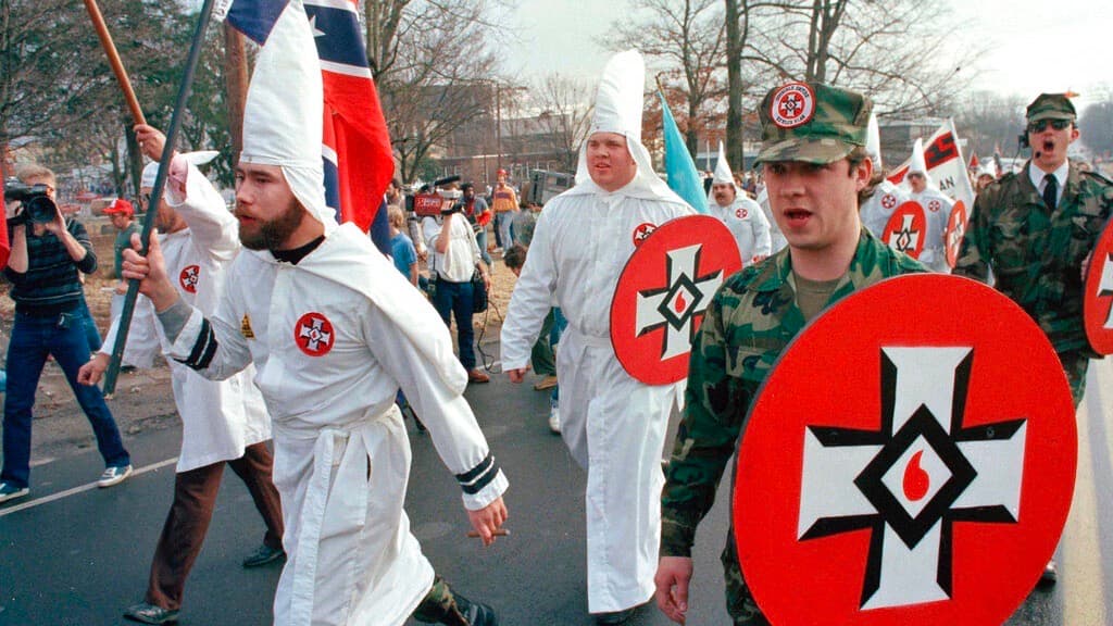 "Denuncia a todos los inmigrantes": los perturbadores volantes del Ku Klux Klan desde la toma de posesión de Trump
