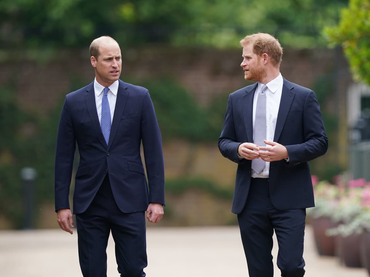De acuerdo con la crónica del diario británico, el evento fue breve. A los hermanos se les vio en momentos intercambiando algunas palabras. 
<b><a href="https://www.univision.com/famosos/meghan-markle-y-el-principe-harry-reaparecen-sonrientes-un-dia-despues-de-despedir-a-15-personas-en-buckingham-fotos" target="_blank">Harry apareció más sonriente</a></b>
<a href="https://www.univision.com/famosos/meghan-markle-y-el-principe-harry-reaparecen-sonrientes-un-dia-despues-de-despedir-a-15-personas-en-buckingham-fotos" target="_blank"> </a>que su hermano mayor. 
<br>